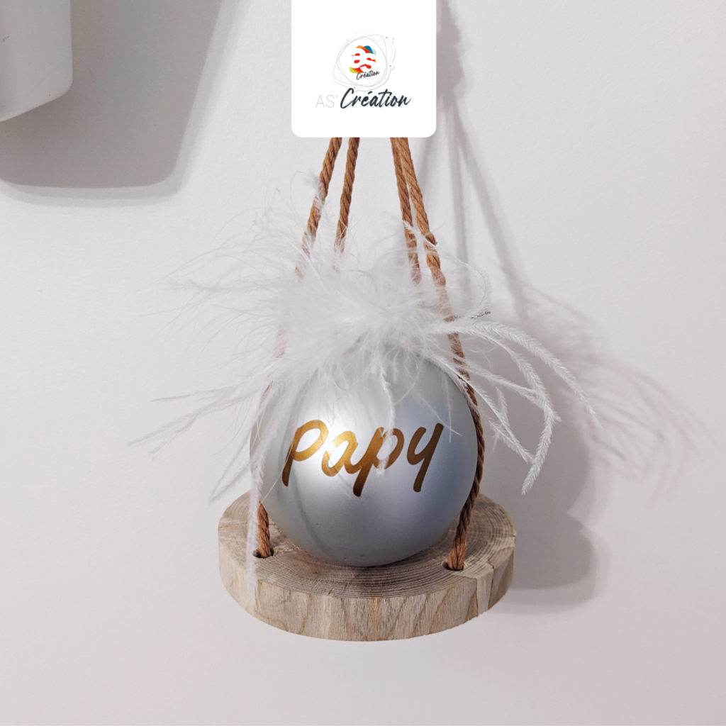 Boule de Noël · <span style="color: #7695a2;">Plume Gris clair</span>